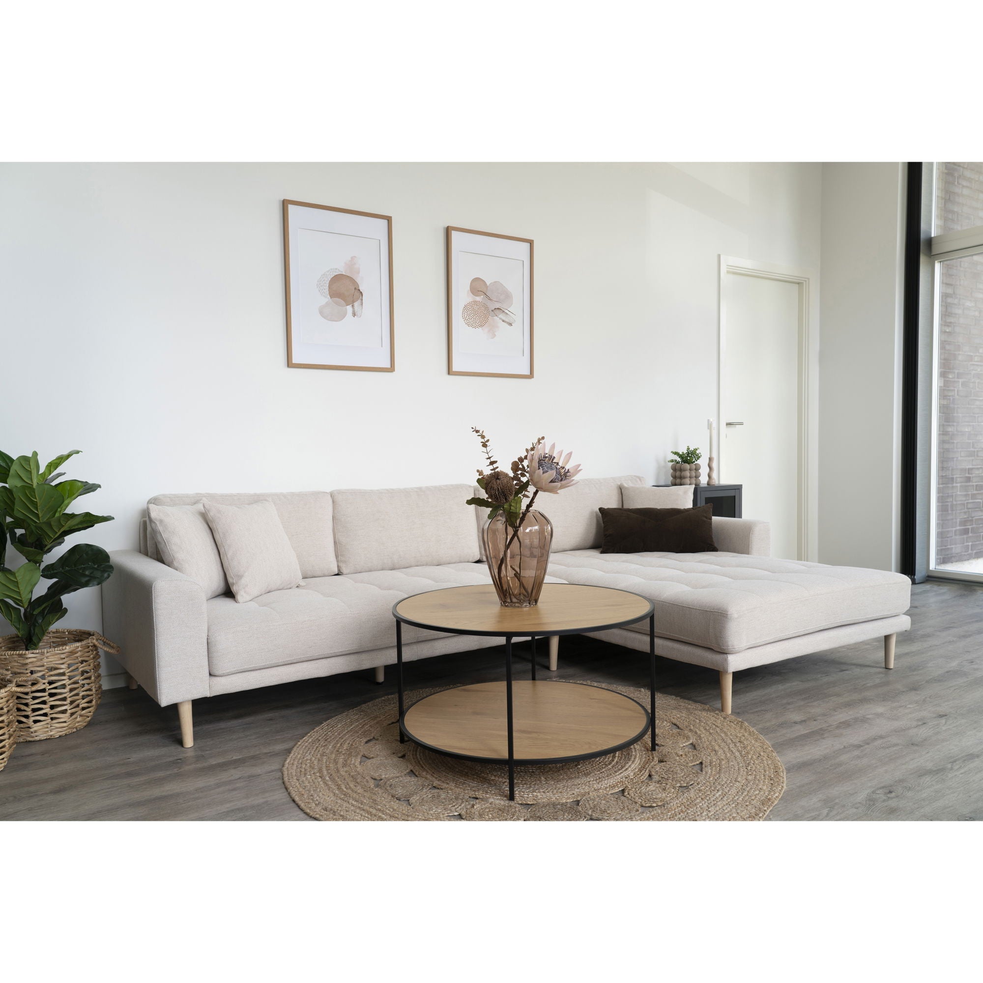 højrevendt i sand med fire puder og natur træben