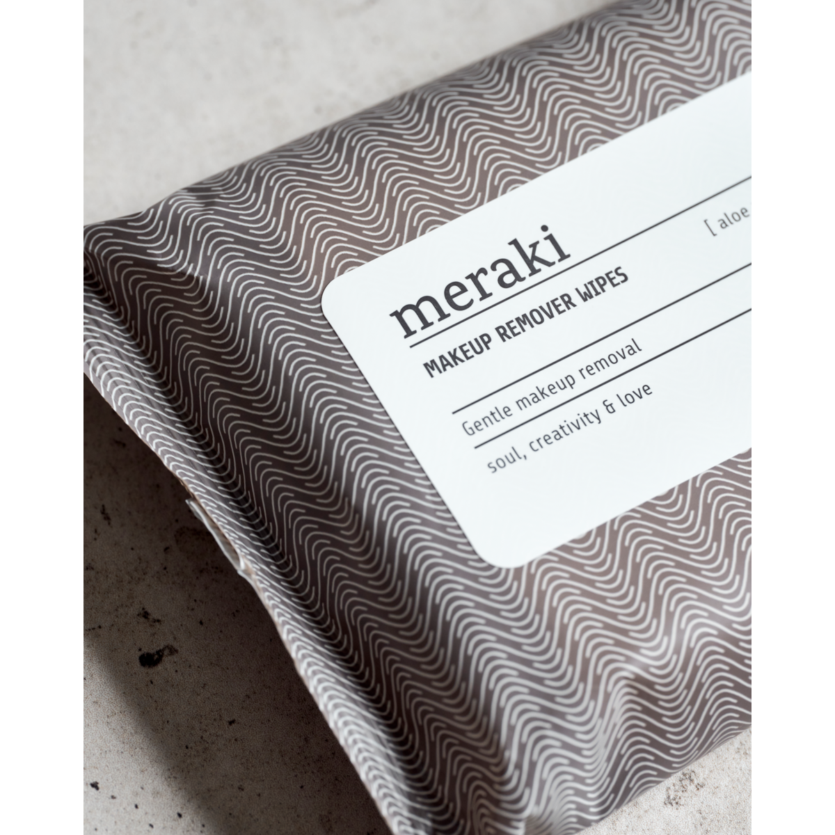 Makeup remover wipes, aloe vera, hot gray; white