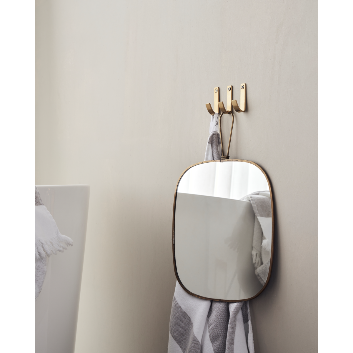 Hook, mthapsus, brushed brass finish