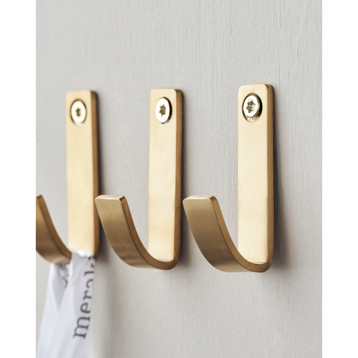 Hook, mthapsus, brushed brass finish