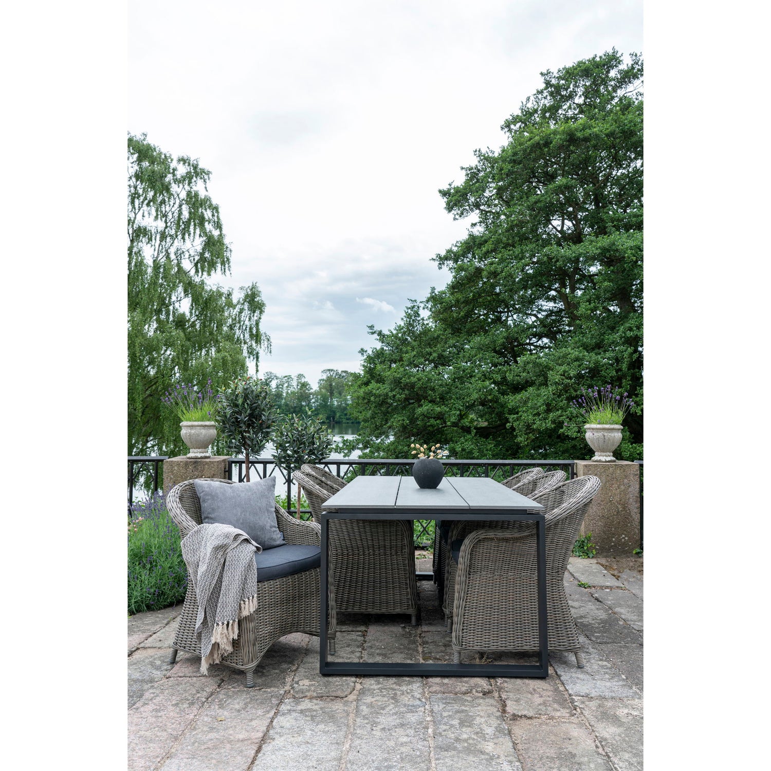 Denver Spisebord - Spisebord med bordplade i grå nonwood og sorte ben 210x100x75 cm