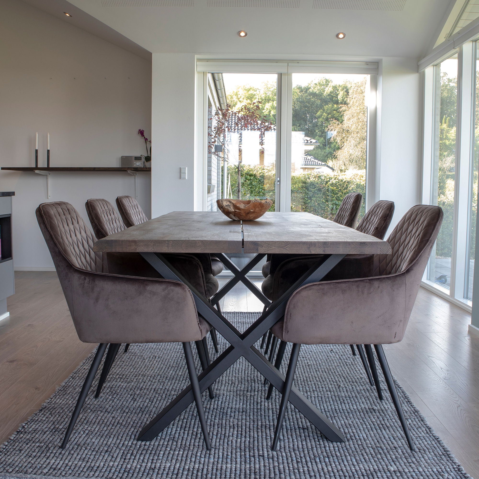 Dining table and 6 dining table chairs