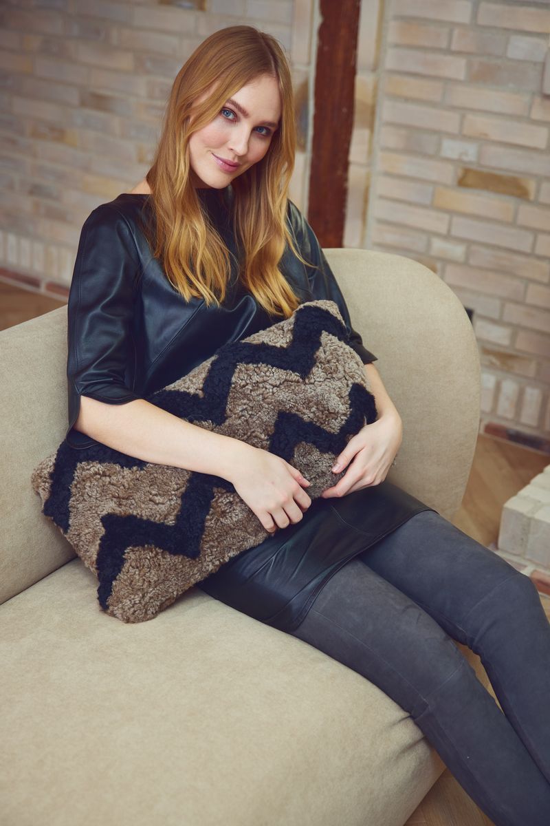 Zigzag lambskin cushion | Short-haired | New Zealand | Double sided