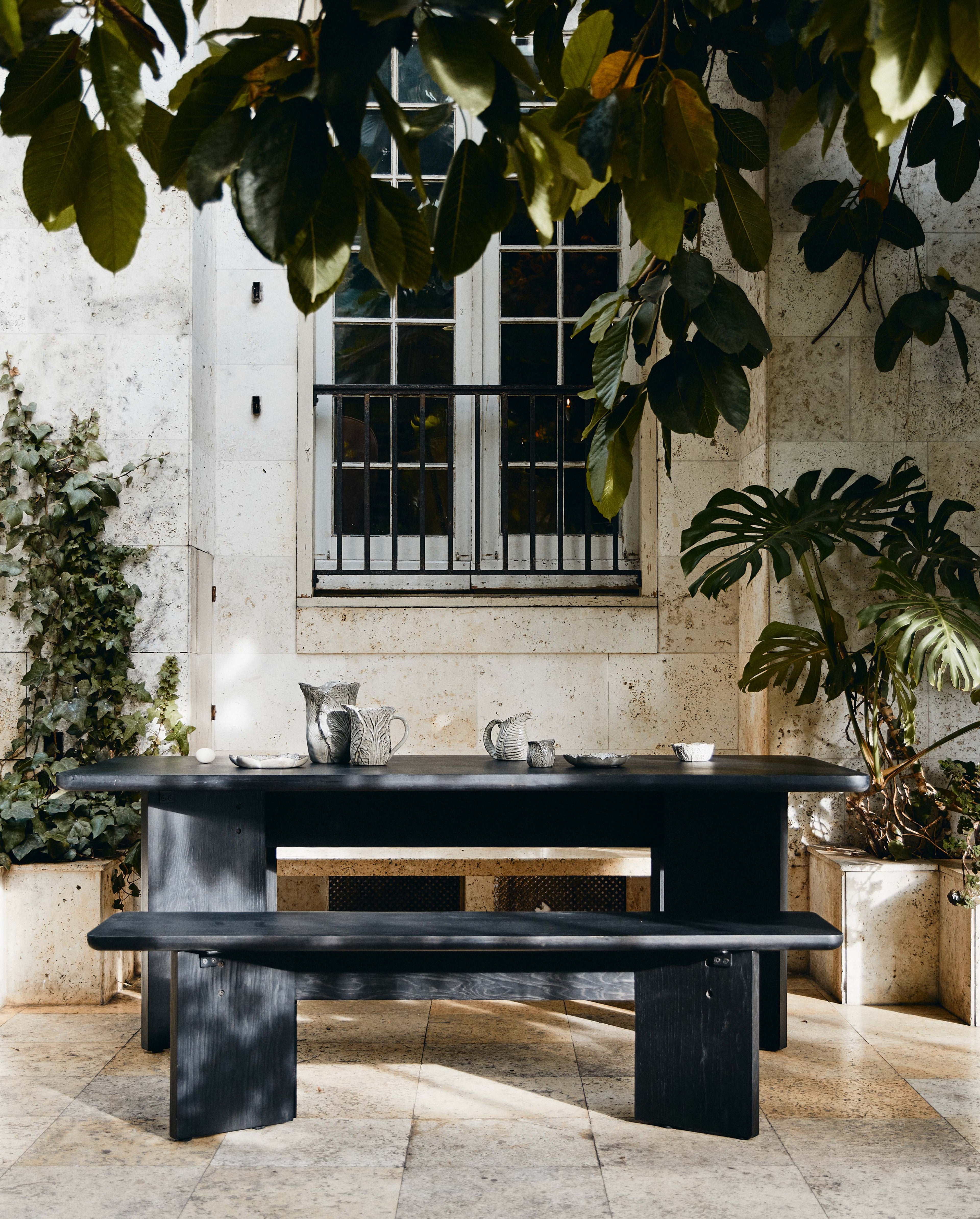 Tisza dining table in oak veneer - black