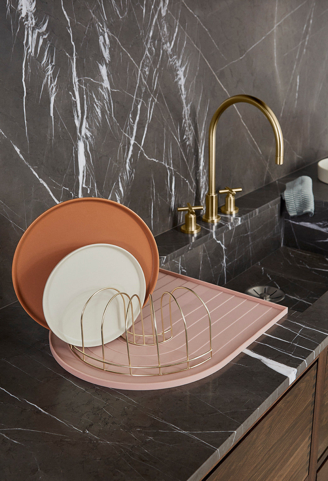 OYOY LIVING Dishwashing rack - brass