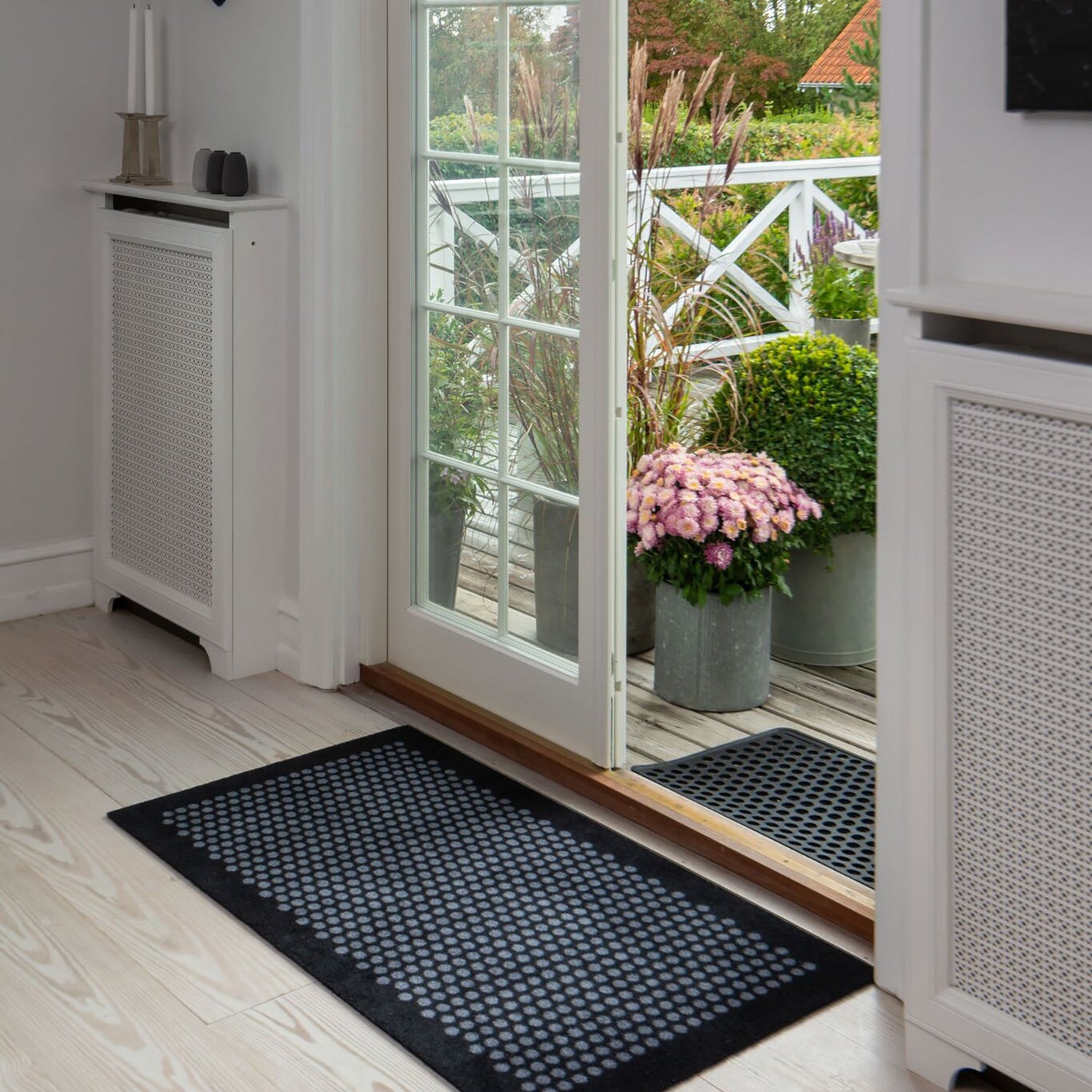 GULVMÅTTE 67 x 120 CM - DOTS/BLACK GREY - Tica Copenhagen - DesignGaragen.dk