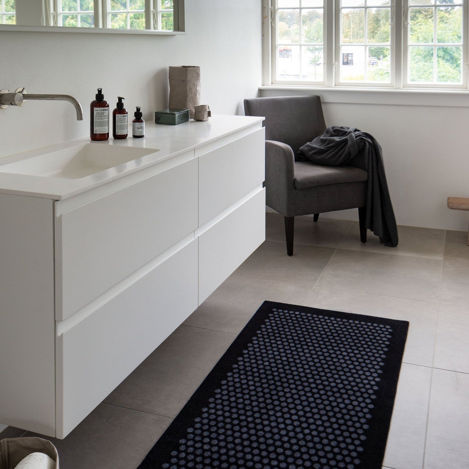GULVMÅTTE 67 x 120 CM - DOTS/BLACK GREY - Tica Copenhagen - DesignGaragen.dk