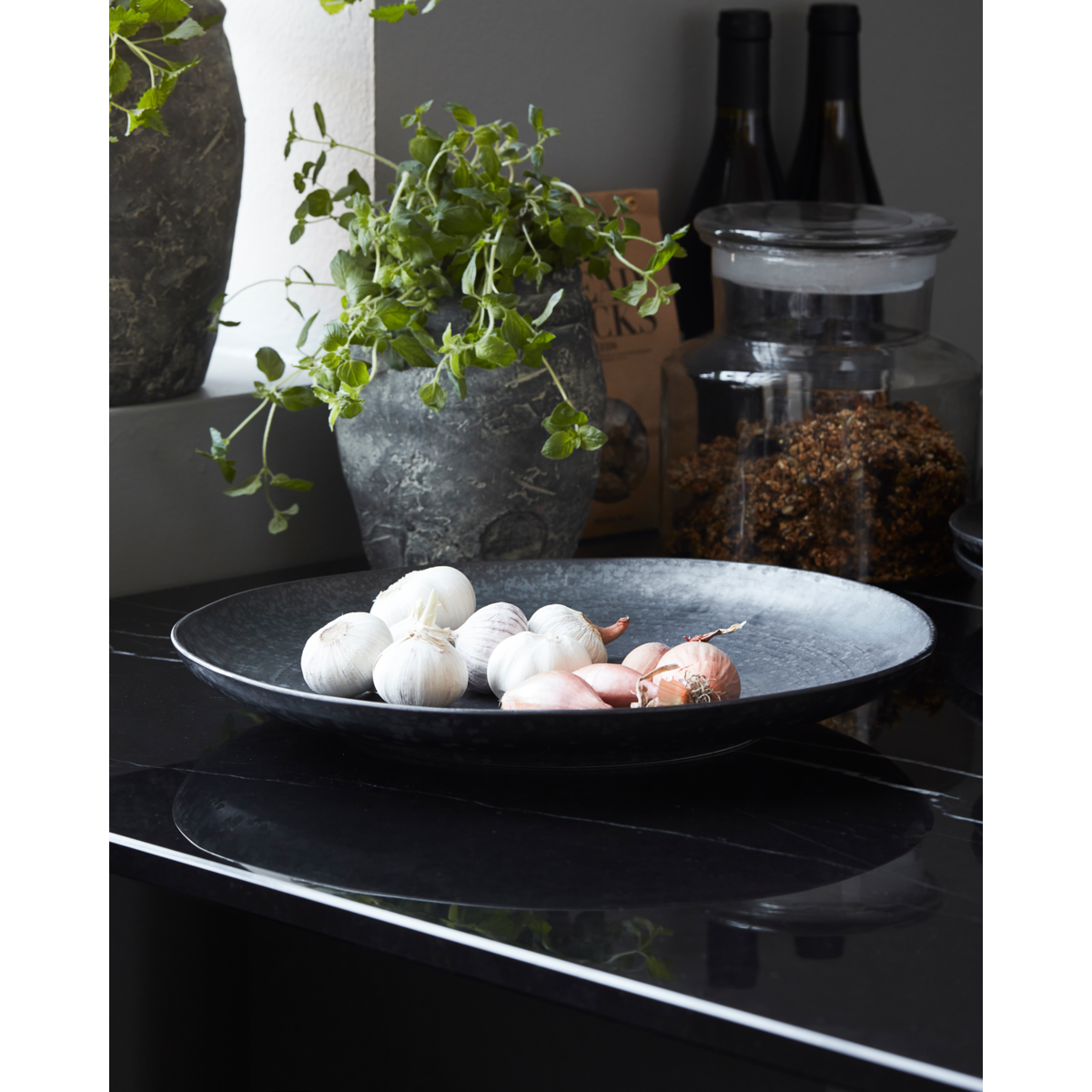 Dish, hdpion, black; brown