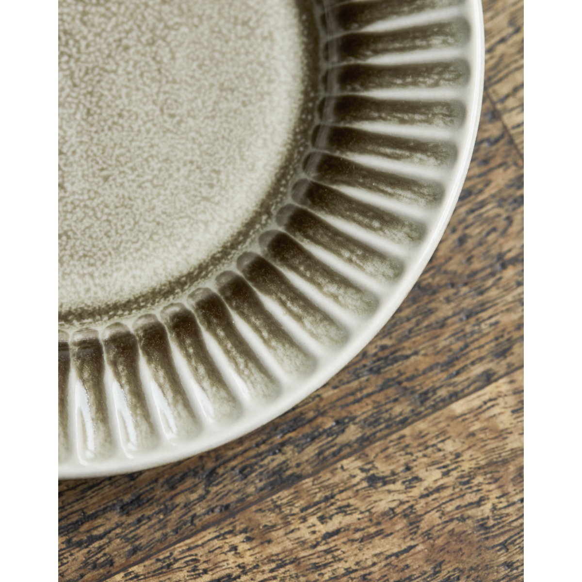 The cake plate, HDPleat, gray; brown