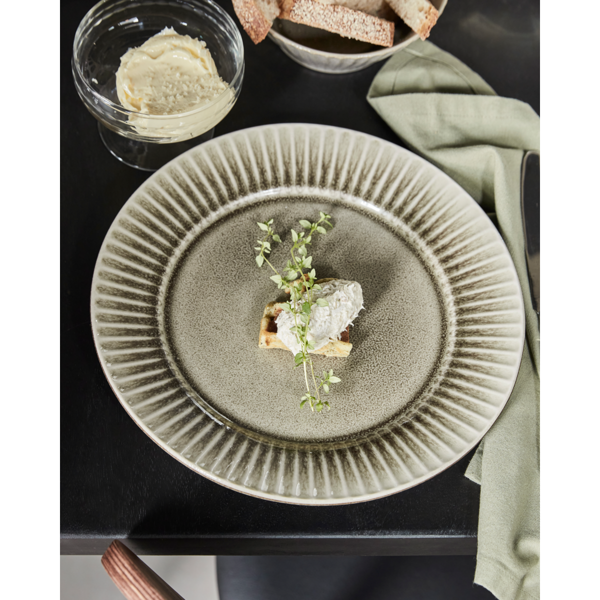 Dinner plate, HDPleat, gray; brown