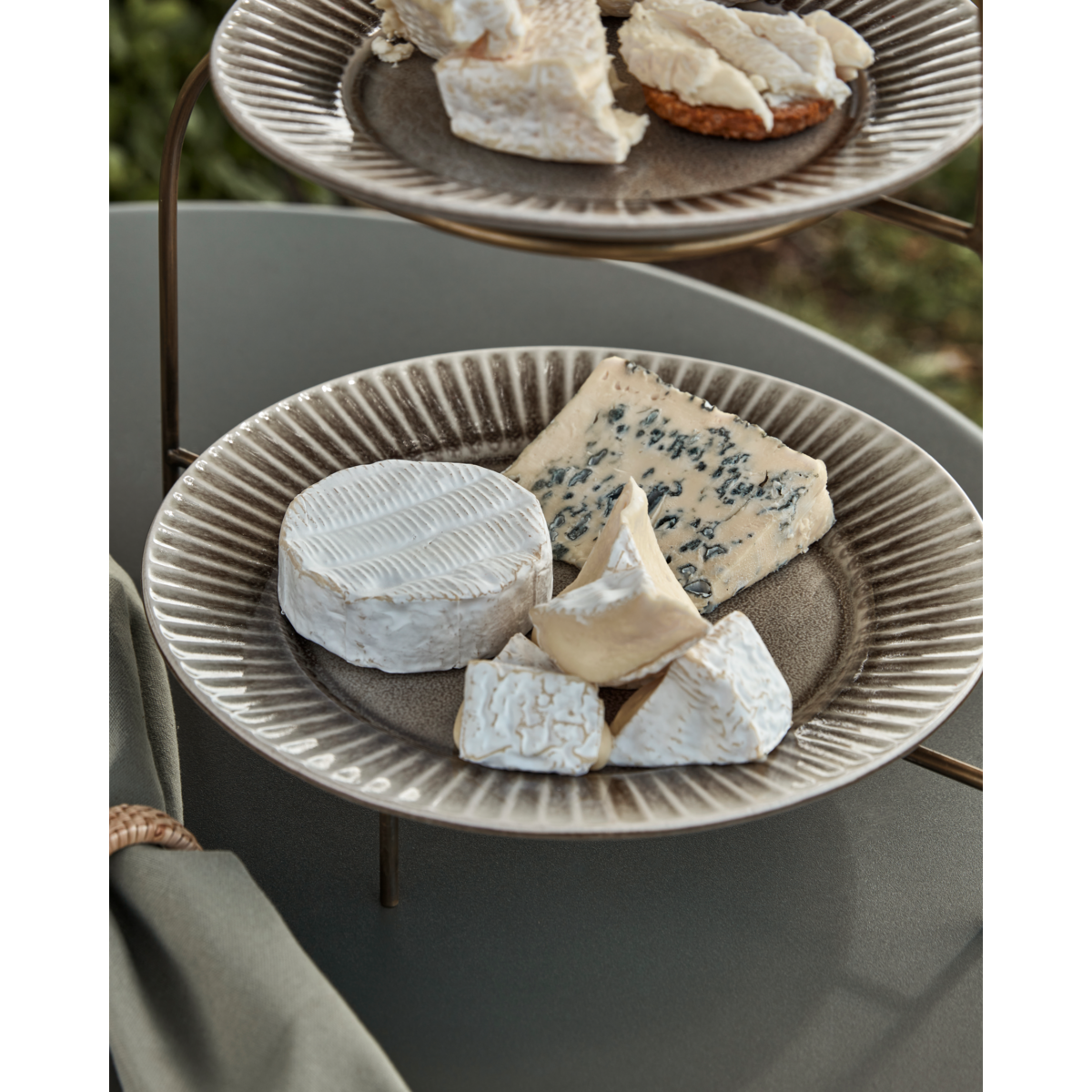 Dinner plate, HDPleat, gray; brown