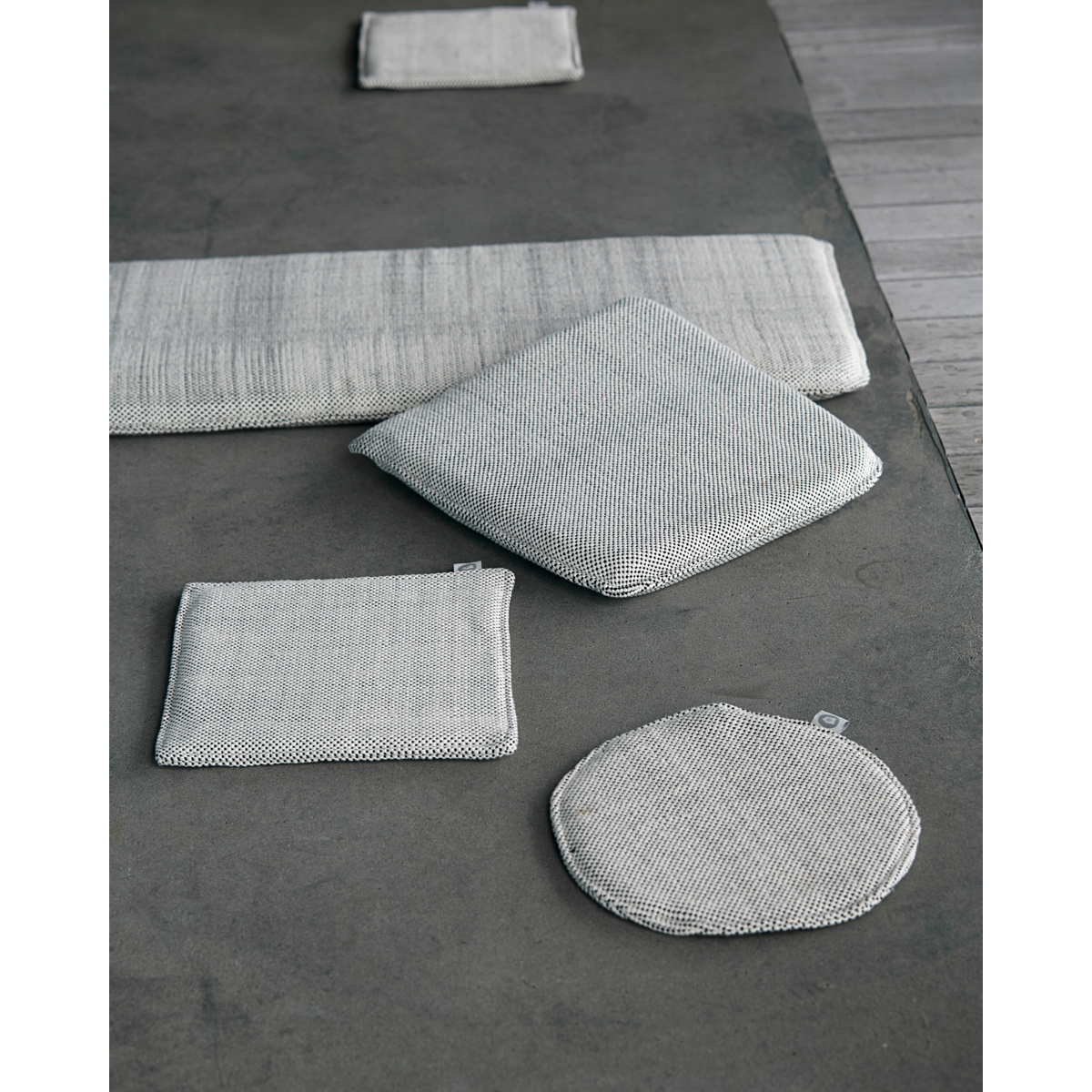 Seating cushion, hdcuun, black; white