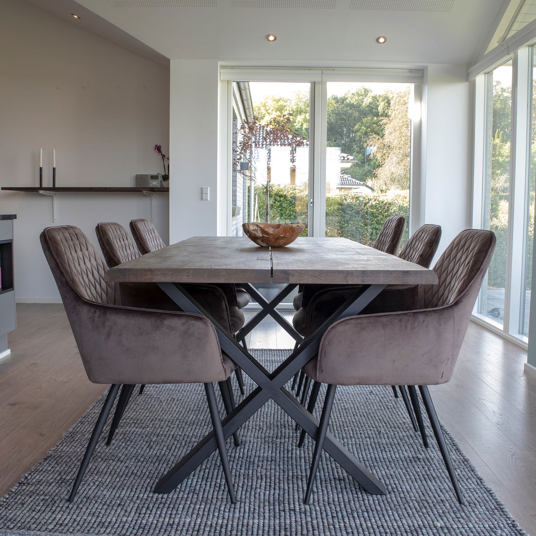 Dining table and 6 dining table chairs