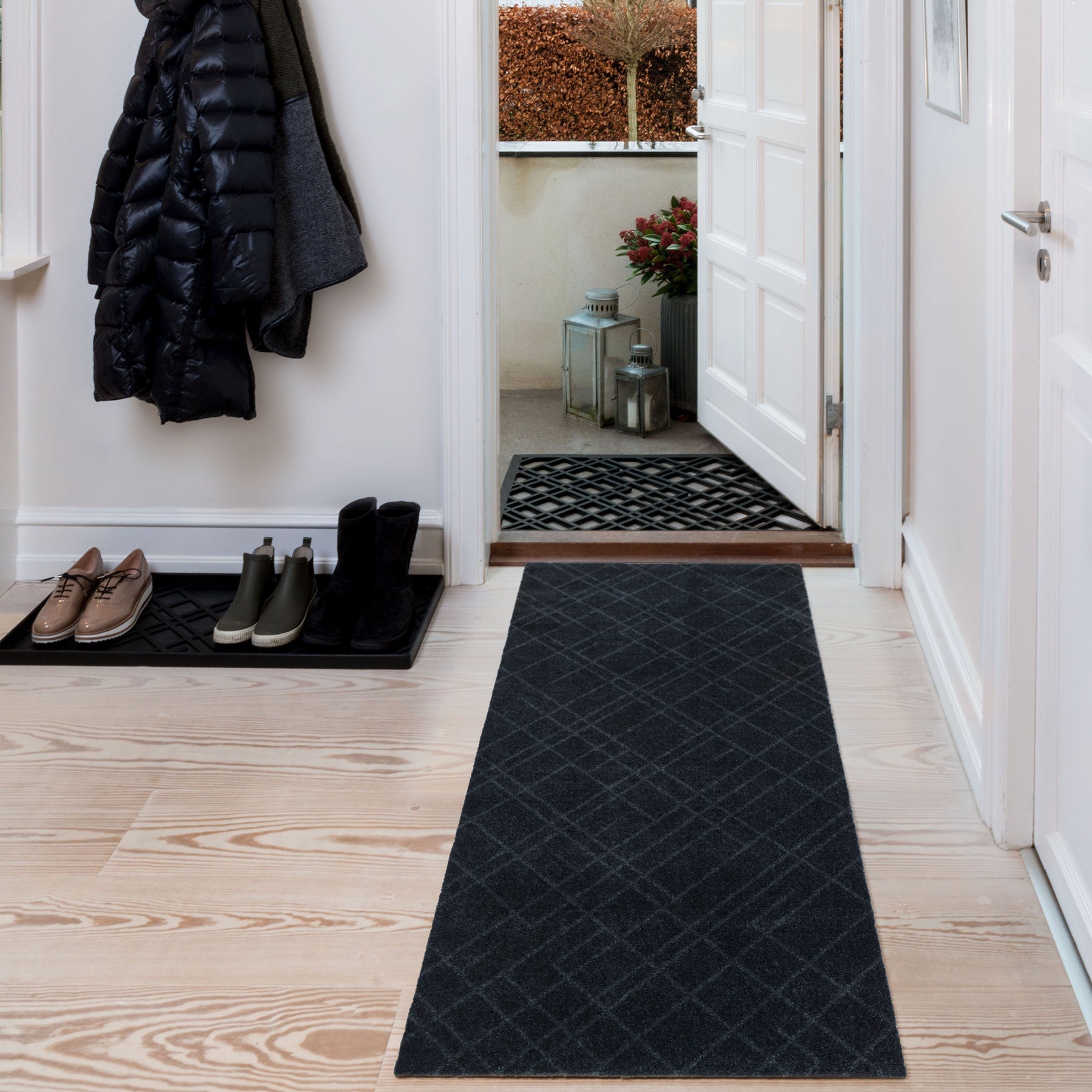 Floor mat 67 x 150 cm - Lines/Dark Gray