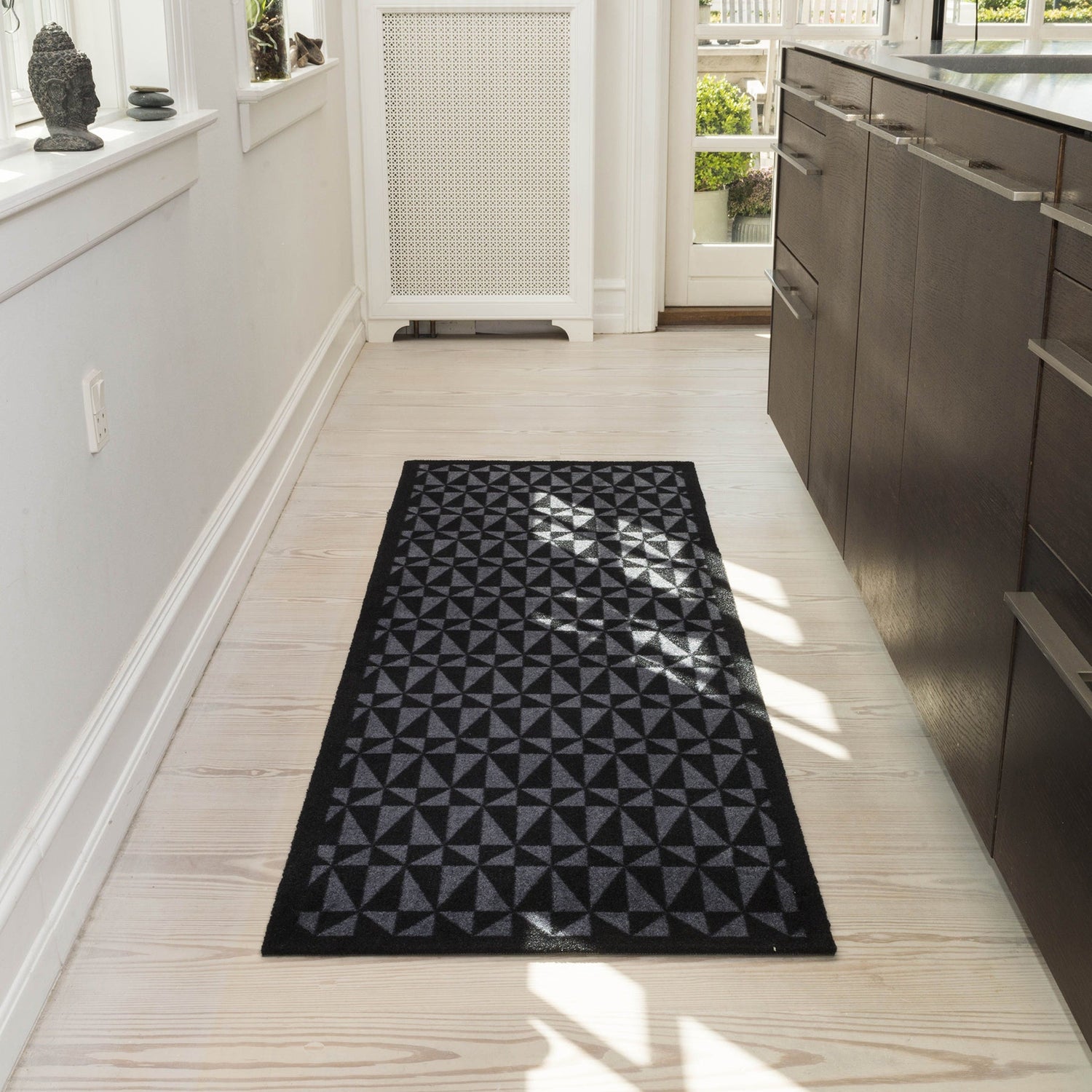 Floor mat 67 x 200 cm - Graphic/Black