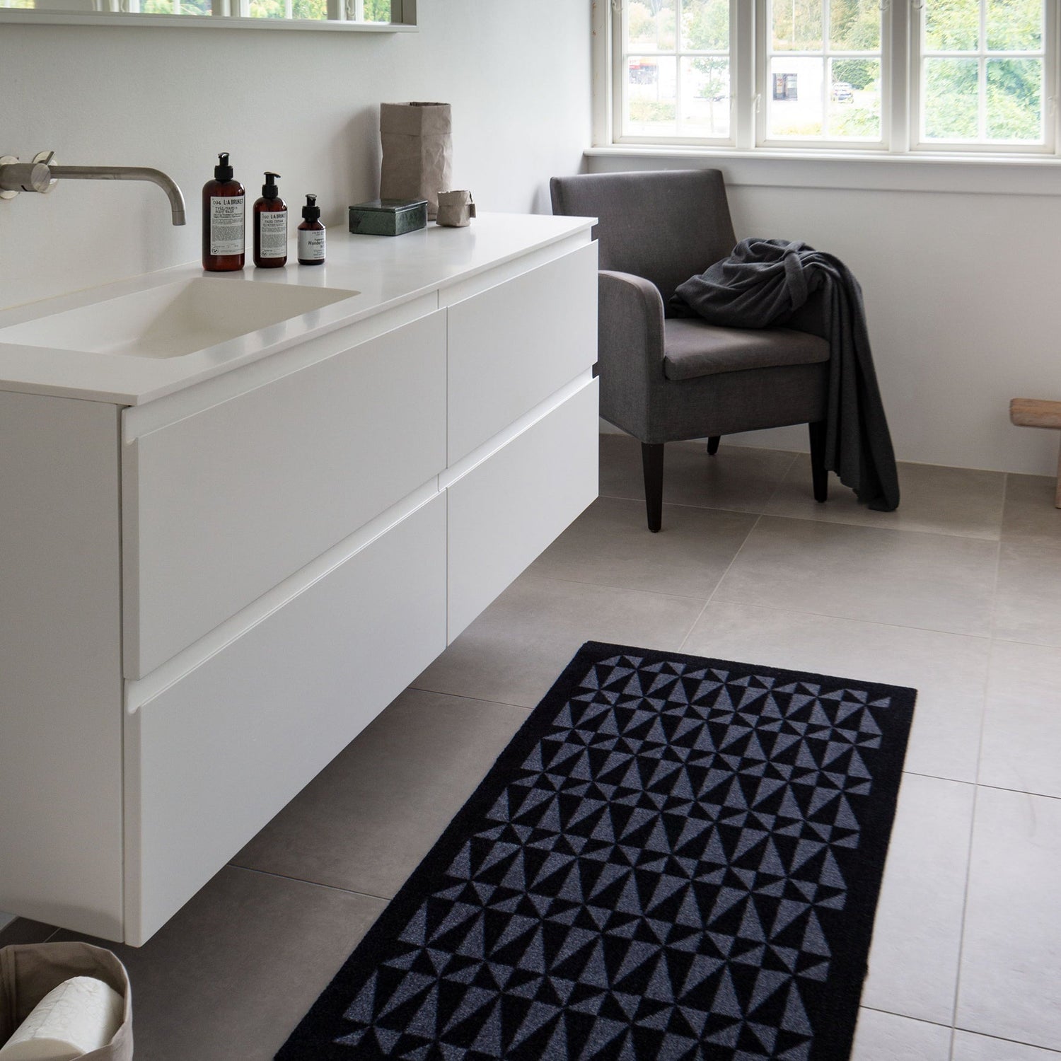 GULVMÅTTE 67 x 150 CM - GRAPHIC/BLACK GREY - Tica Copenhagen - DesignGaragen.dk