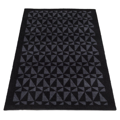 GULVMÅTTE 67 x 150 CM - GRAPHIC/BLACK GREY - Tica Copenhagen - DesignGaragen.dk
