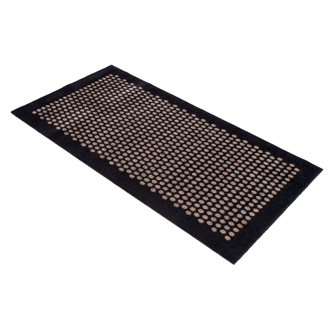 GULVMÅTTE 67 x 120 CM - DOTS/BLACK SAND - Tica Copenhagen - DesignGaragen.dk