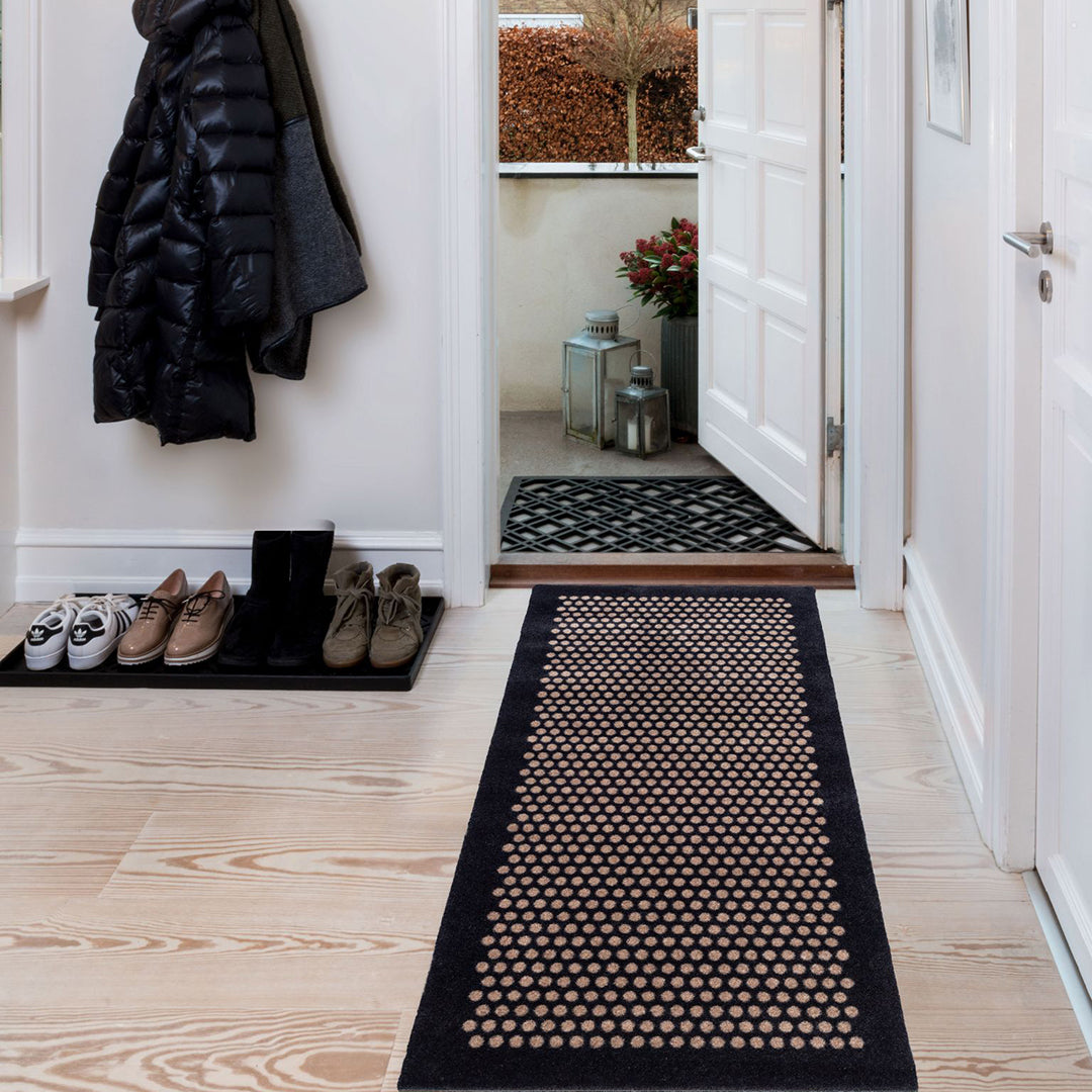 GULVMÅTTE 67 x 150 CM - DOTS/BLACK SAND - Tica Copenhagen - DesignGaragen.dk