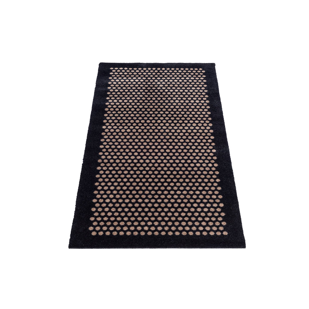 GULVMÅTTE 67 x 150 CM - DOTS/BLACK SAND - Tica Copenhagen - DesignGaragen.dk