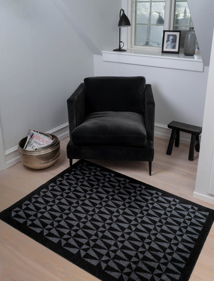 GULVMÅTTE 60 x 90 CM - GRAPHIC/BLACK GREY - Tica Copenhagen - DesignGaragen.dk