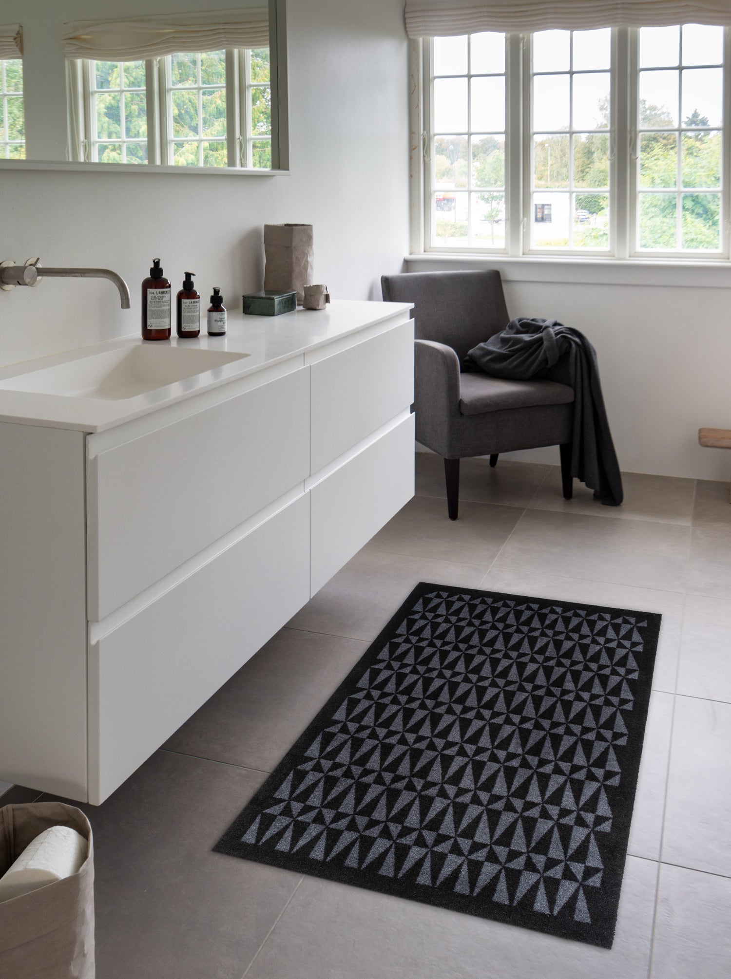 GULVMÅTTE 60 x 90 CM - GRAPHIC/BLACK GREY - Tica Copenhagen - DesignGaragen.dk