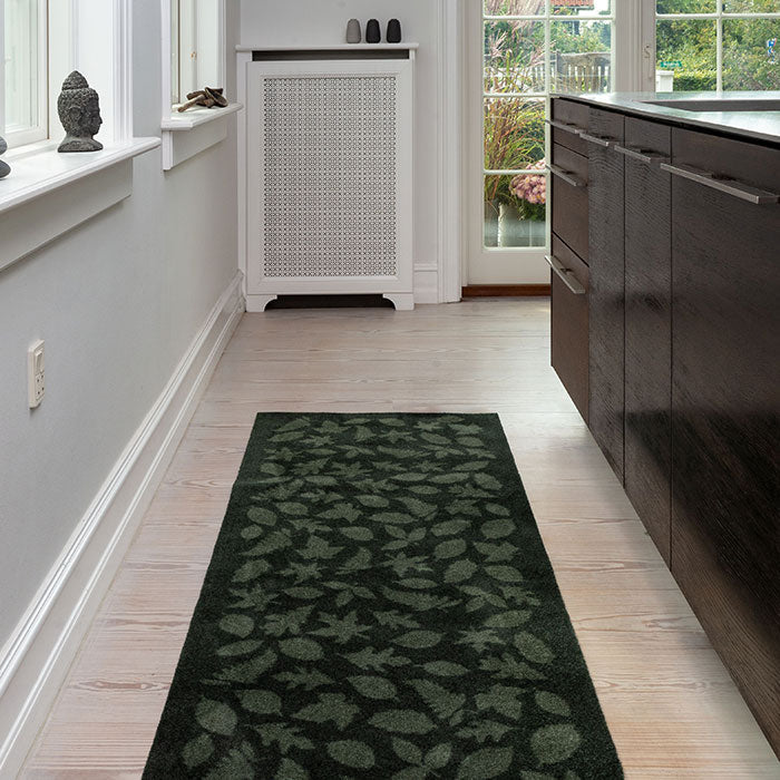 GULVMÅTTE 67 x 200 CM - LEAVES/DARK GREEN - Tica Copenhagen - DesignGaragen.dk