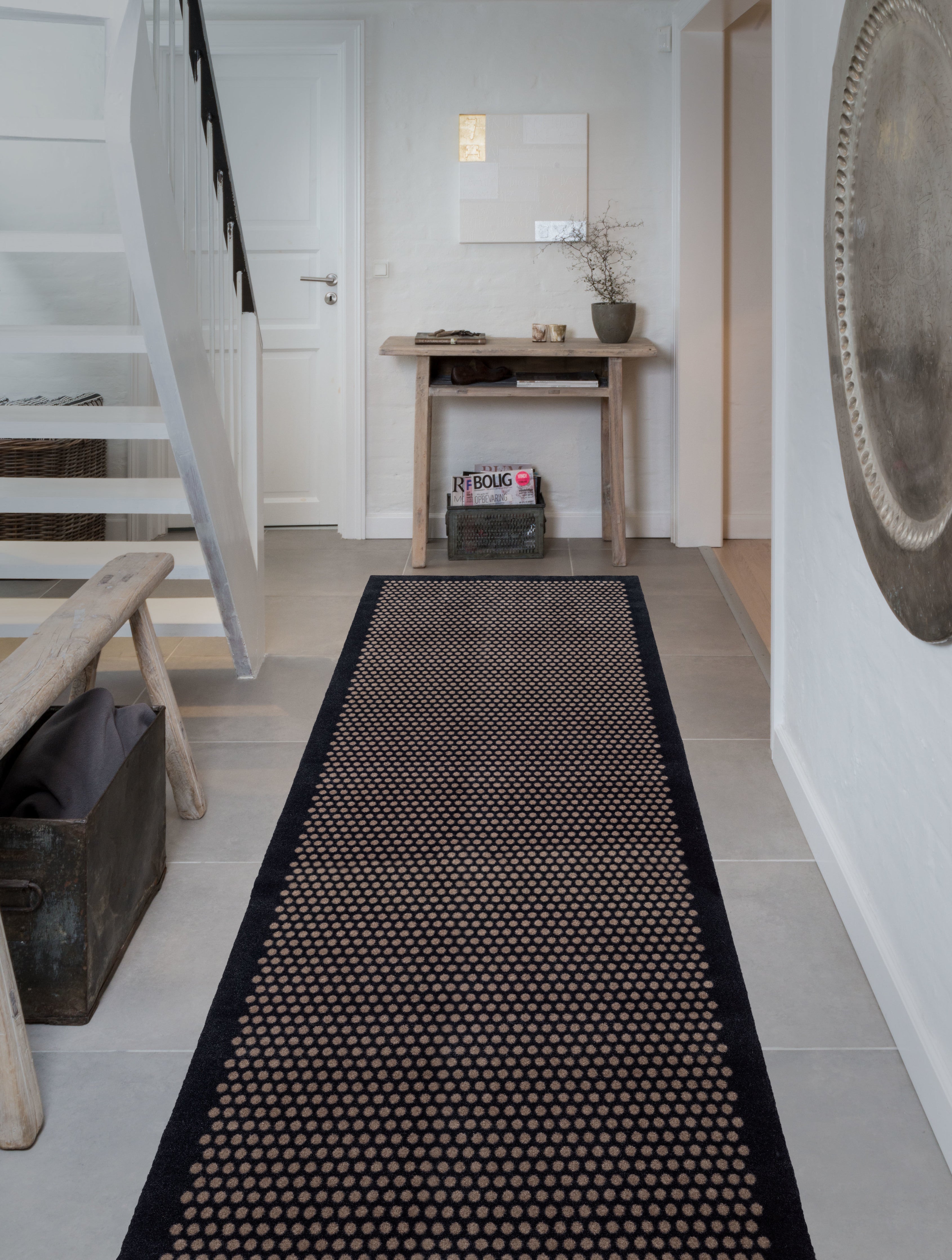 GULVMÅTTE 100 x 300 CM - DOT/BLACK SAND - Tica Copenhagen - DesignGaragen.dk