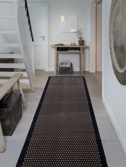 GULVMÅTTE 100 x 300 CM - DOT/BLACK SAND - Tica Copenhagen - DesignGaragen.dk