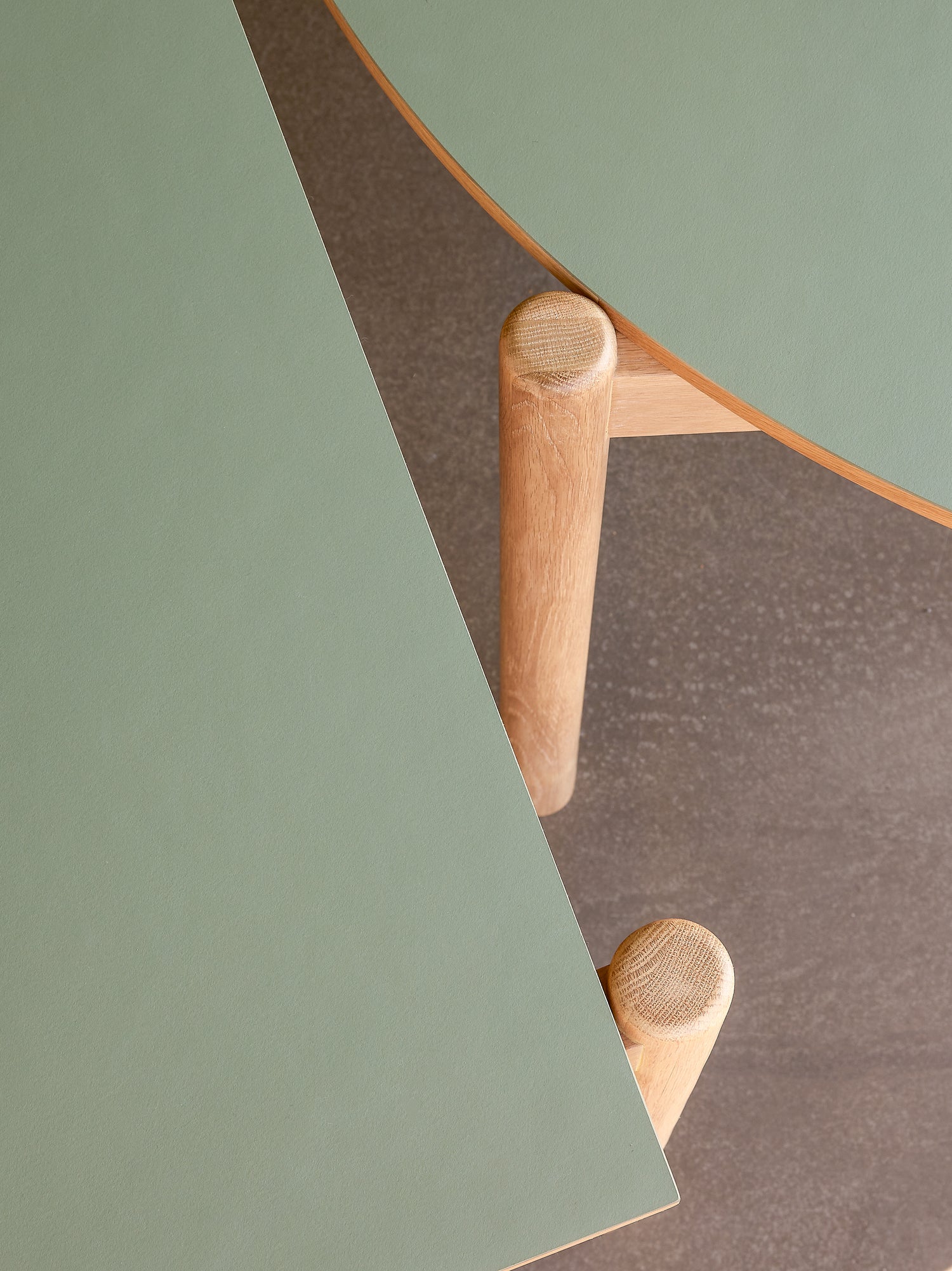 Oblique Dining Table Round Olive Green - ø115xh75cm