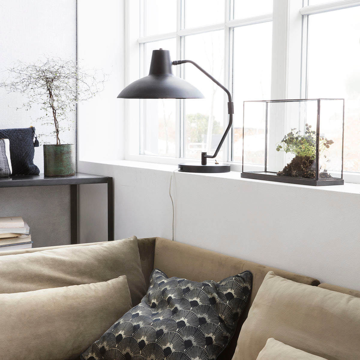 House Doctor - Display box, Antique brass - l: 40 cm, w: 11 cm, h: 27 cm