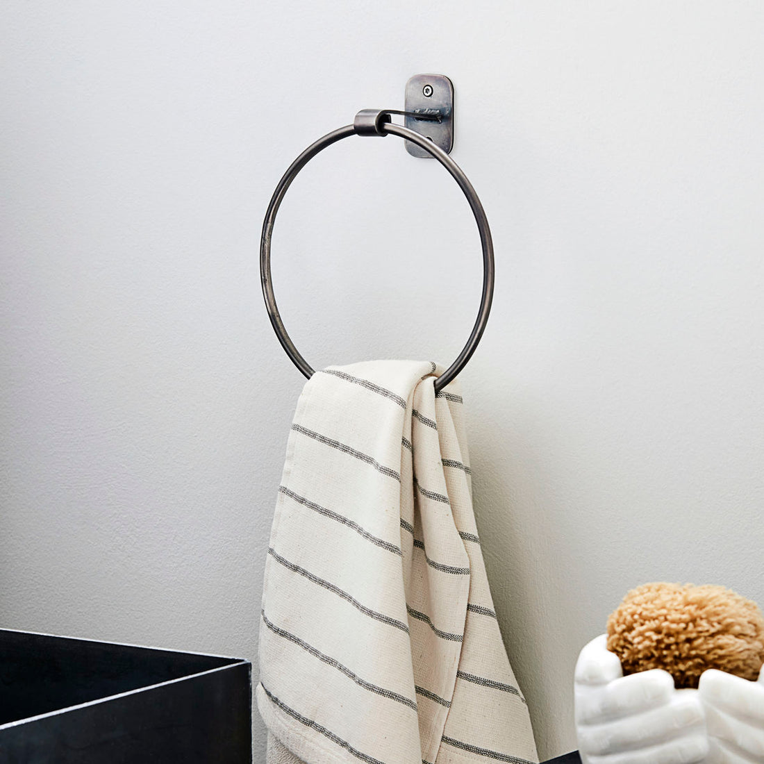 House Doctor - Towel Holder, Pati, Black Antique - L: 23 cm, DIA: 20 cm