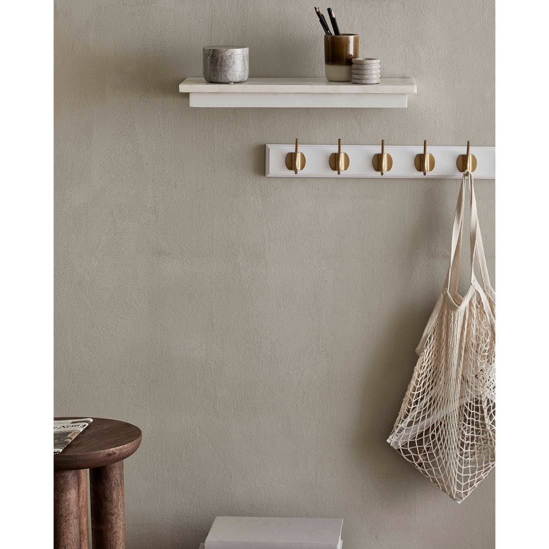 Edgy hooks in wood with 8 brass hooks - 90 cm - white