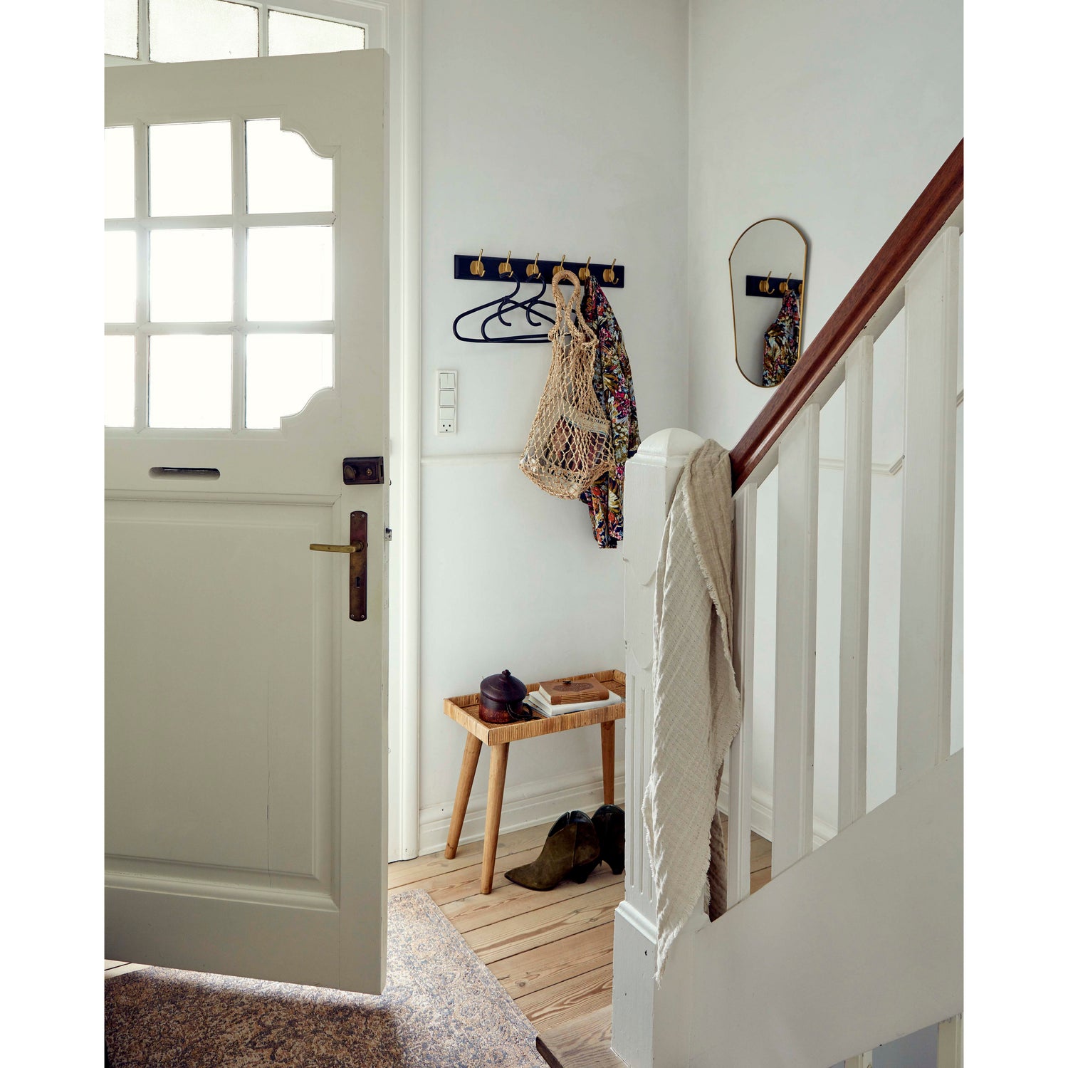 Edgy hooks in wood with 6 brass hooks - 60 cm - black
