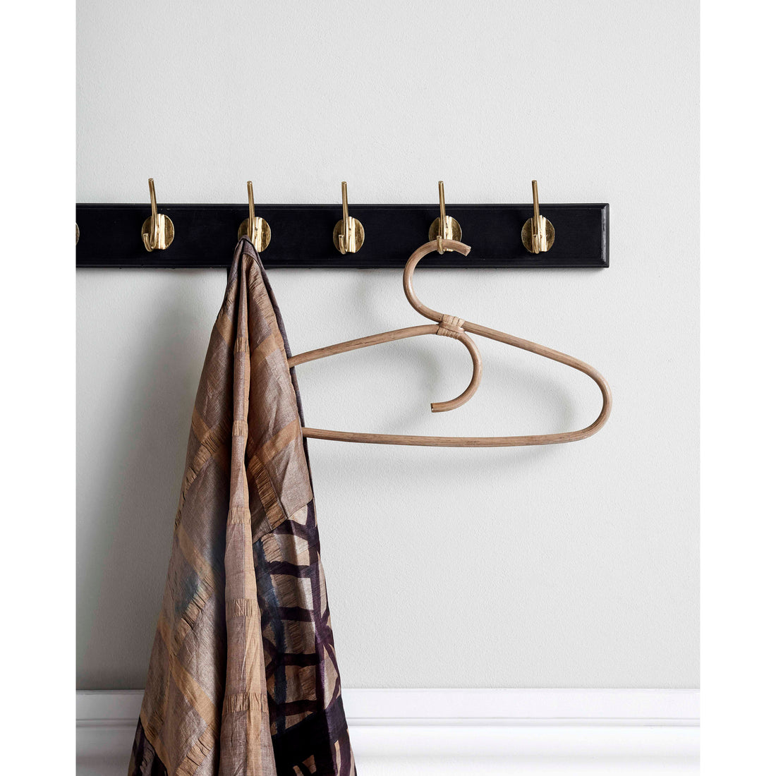 Nordal - Edgy hooks in wood with 8 brass hooks - 90 cm - black
