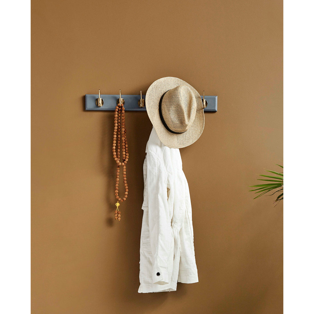 Edgy hooks in wood with 6 brass hooks - 60 cm - gray