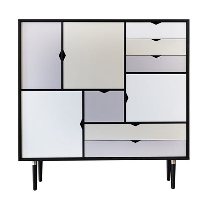 Andersen Furniture S3 opbevaringsmøbel i sort med flerfarvede fronter  -  B130xD43xH132 cm - DesignGaragen.dk.