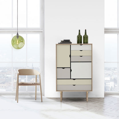 Andersen Furniture - S5 opbevaringsmøbel i eg/sæbe med flerfarvet front - B83xD43xH132 cm - Andersen Furniture - DesignGaragen.dk