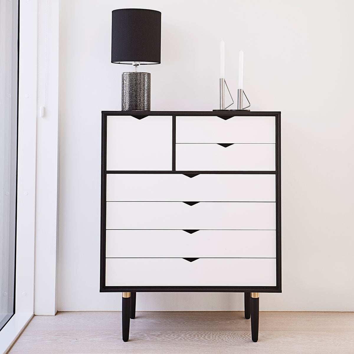 Andersen Furniture - S8 kommode i sort med hvide fronter - B83xD43xH107 cm - Andersen Furniture - DesignGaragen.dk