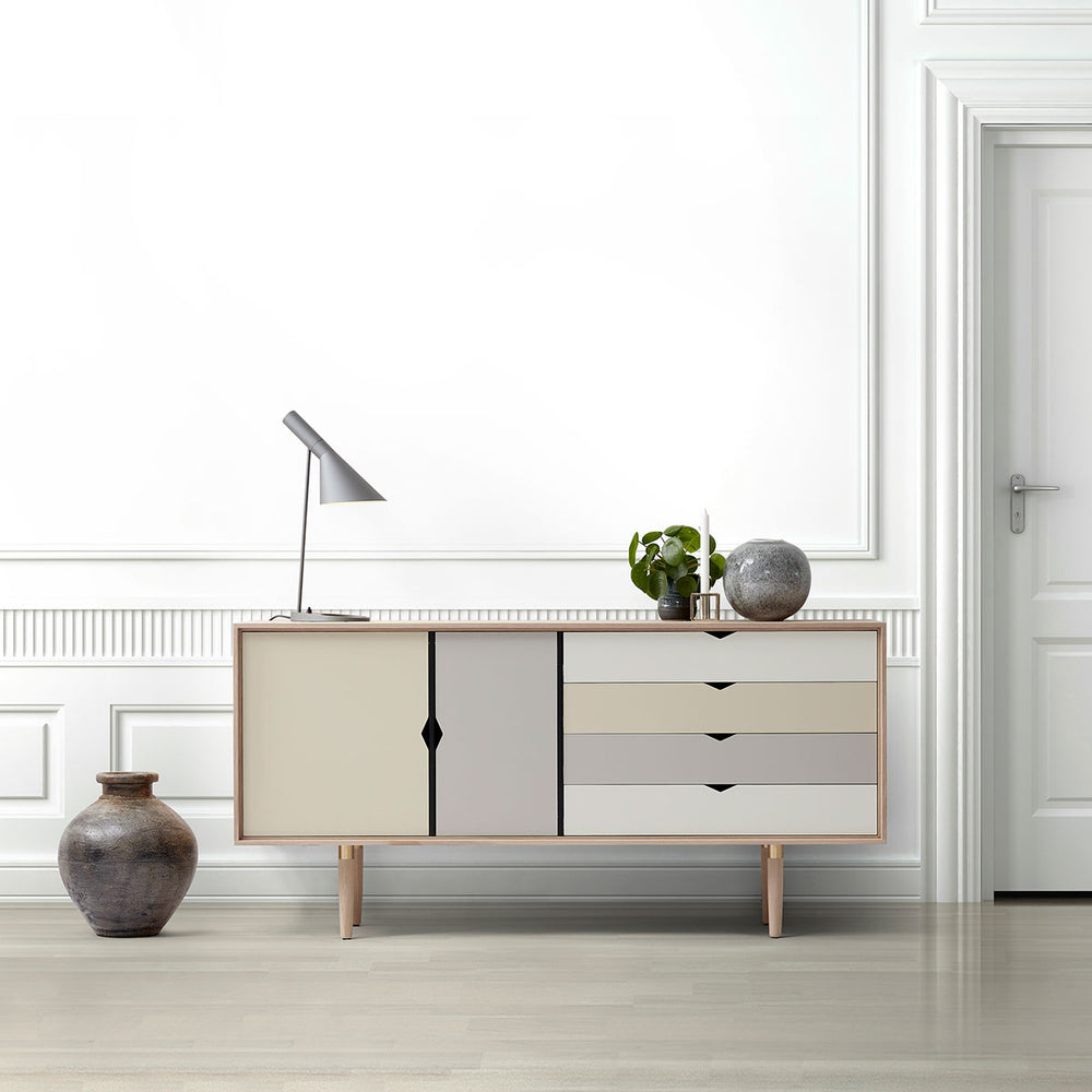 Andersen Furniture S6 sideboard i eg/sæbe med flerfarvede fronter - B163xD43xH80 cm - DesignGaragen.dk.