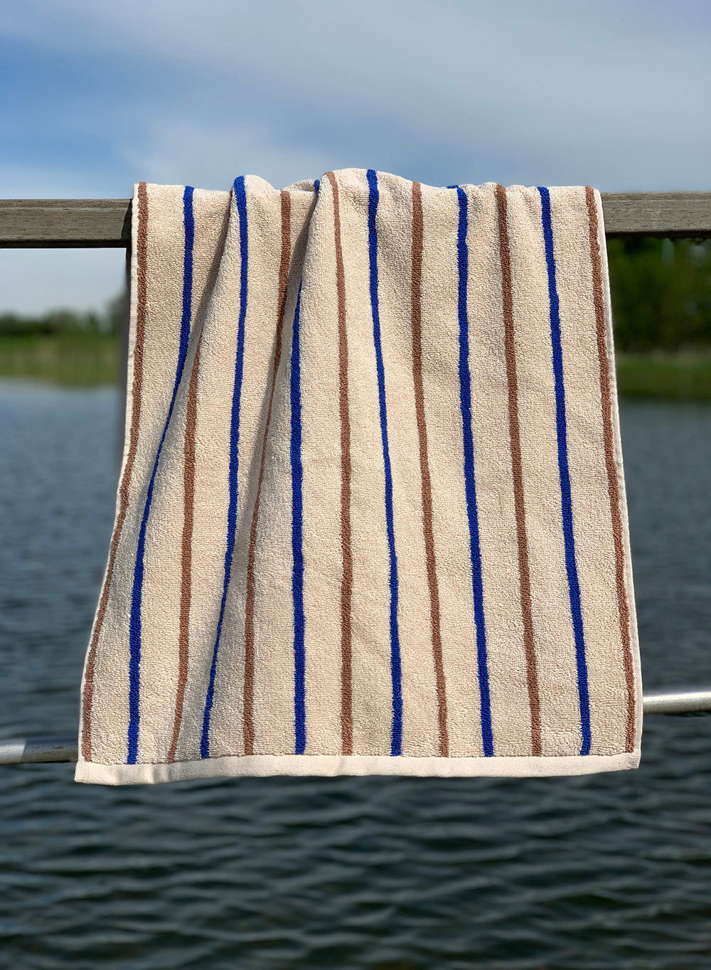 OYOY LIVING Raita Håndklæde - 100x150 cm - Caramel / Optic Blue