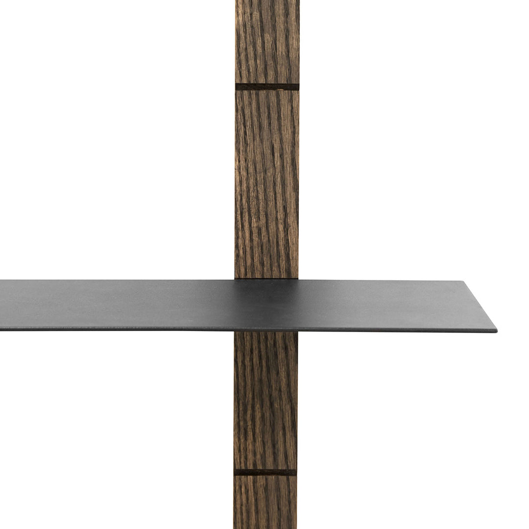Muubs Hylde system Oaks M - Mørkbejdset - Jern/sort - W: 70 H: 120 D: 25 cm - DesignGaragen.dk.