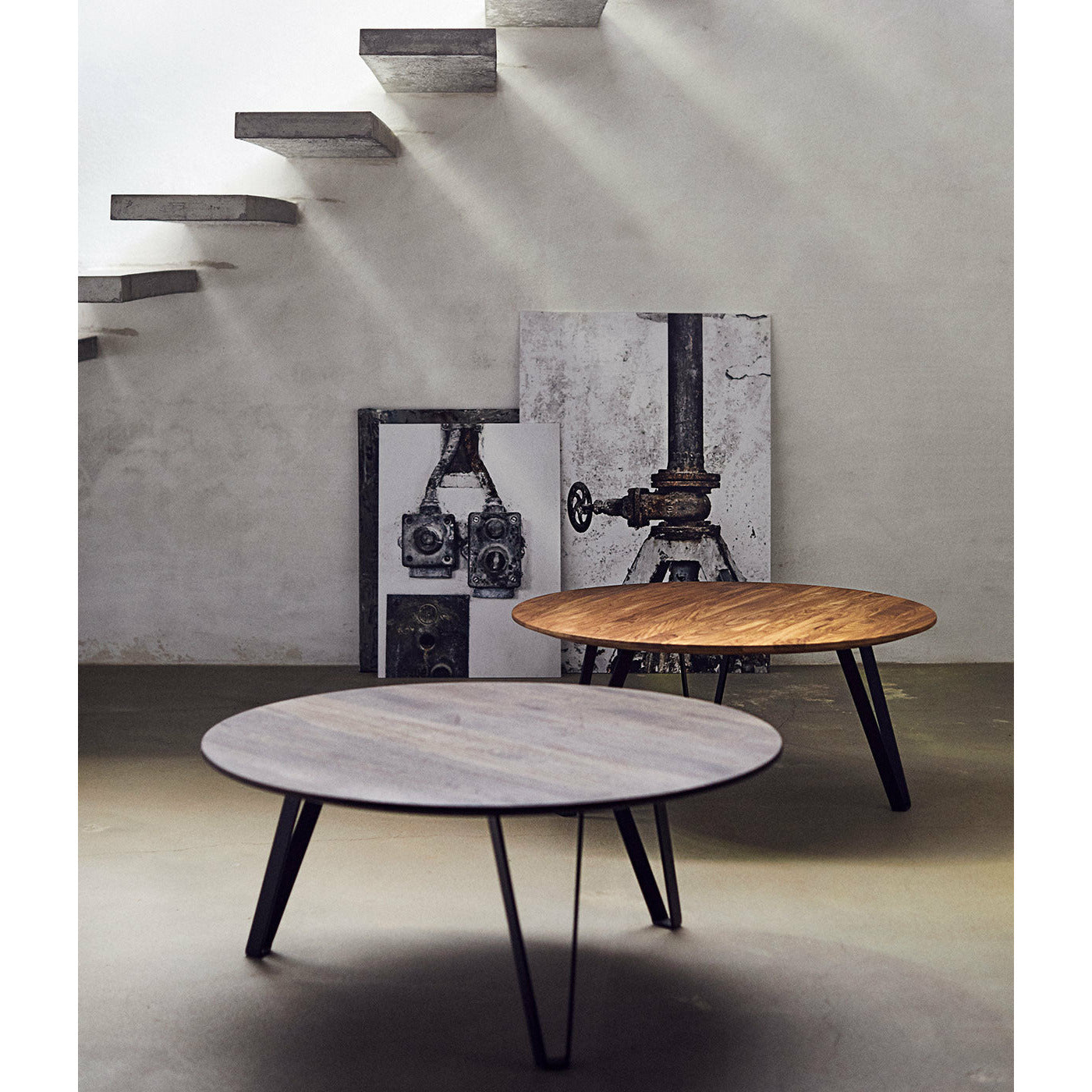 Sofabord Space Smoked Ø90 - Røget - Eg m/ stålben - H: 43 Ø: 90 cm - Muubs - DesignGaragen.dk