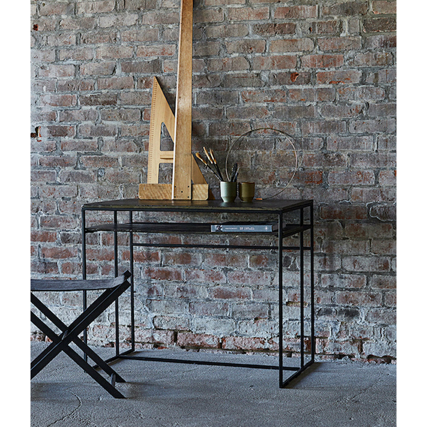 Muubs Skrivebord Hitch - Antique brass/black - Iron frame w/ alu top - W: 50 H: 74 L: 90 cm - DesignGaragen.dk.