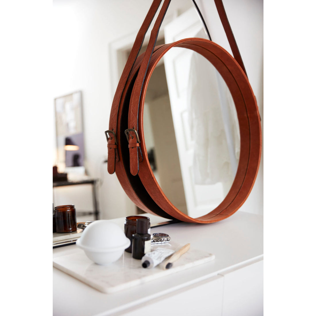 Mirror | Calf leather | South America | D80x6 cm.