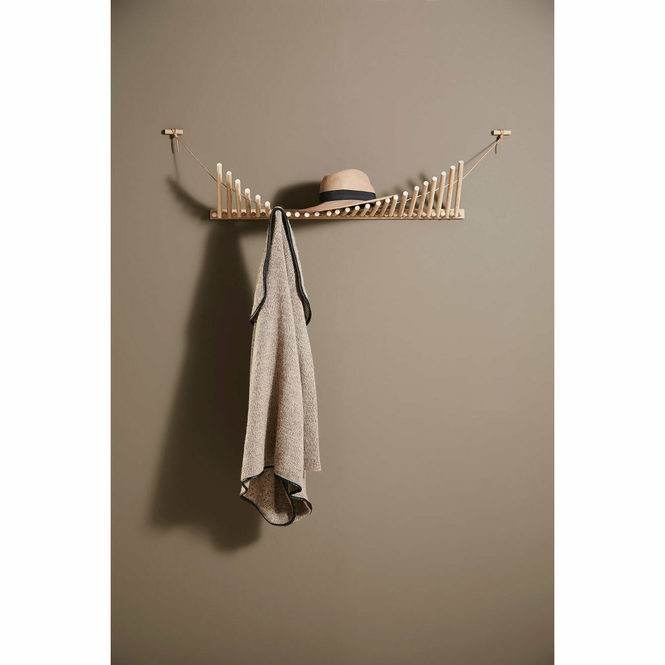 WOUD - Knaegt coat rack - White pigmented oak/cognac - WOUD - DesignGaragen.dk