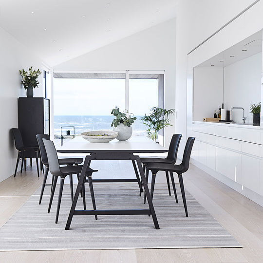 TAC - sæde i sort - ben i eg/sort lakeret - Andersen Furniture - DesignGaragen.dk