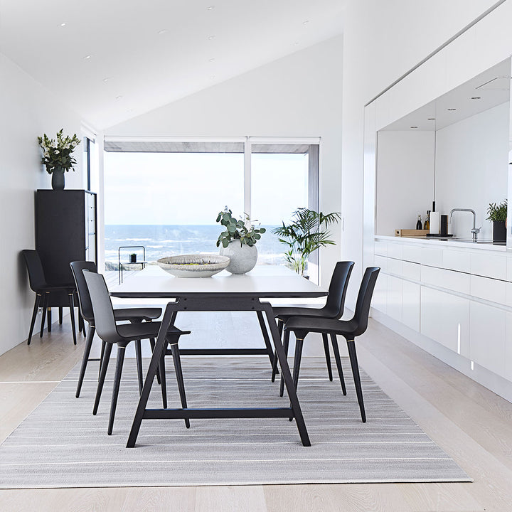 TAC - sæde i sort - ben i eg/sort lakeret - Andersen Furniture - DesignGaragen.dk