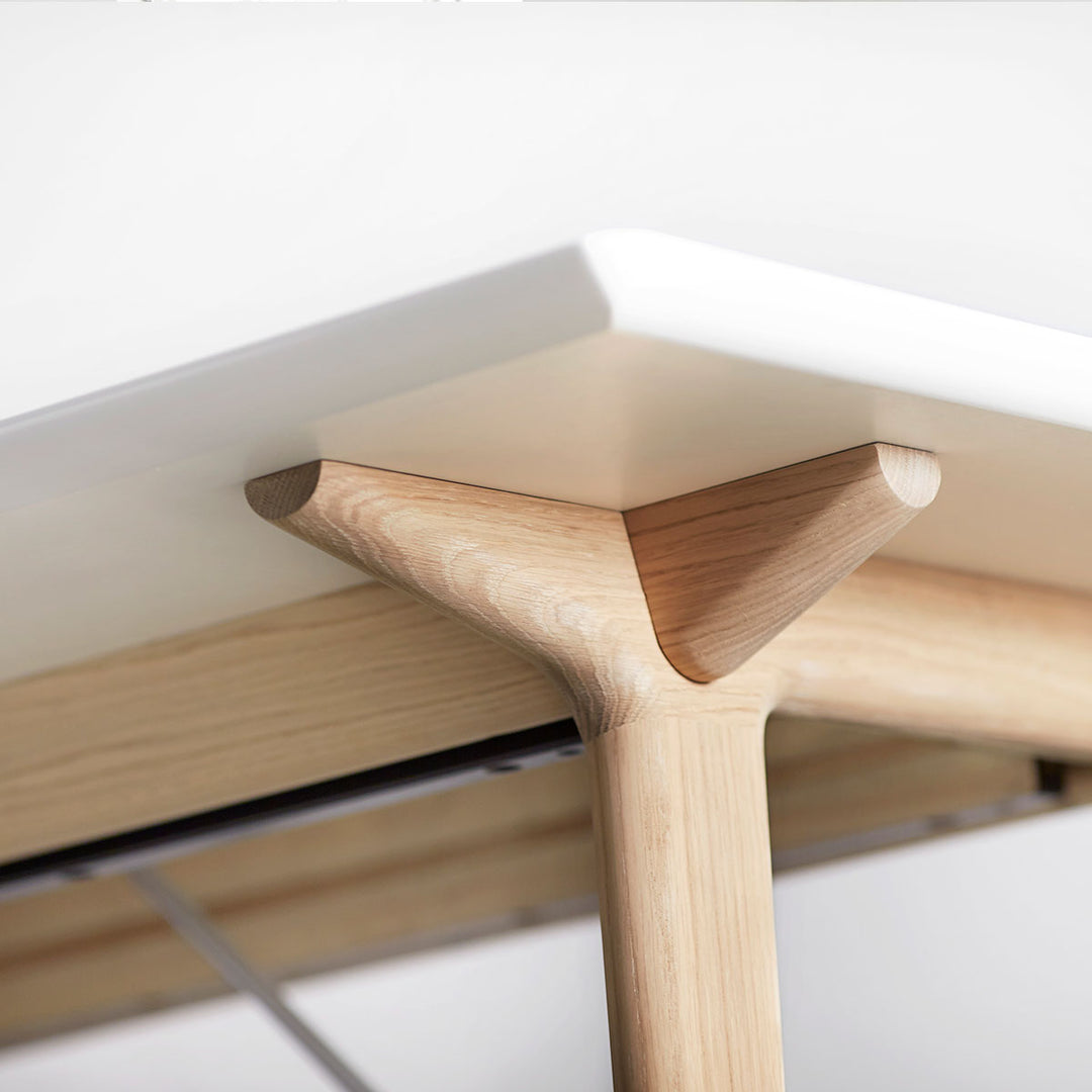 Andersen Furniture T7 udtræksbord i hvid laminat - understel i eg/sæbe - 95x220xH72,5 cm - DesignGaragen.dk.